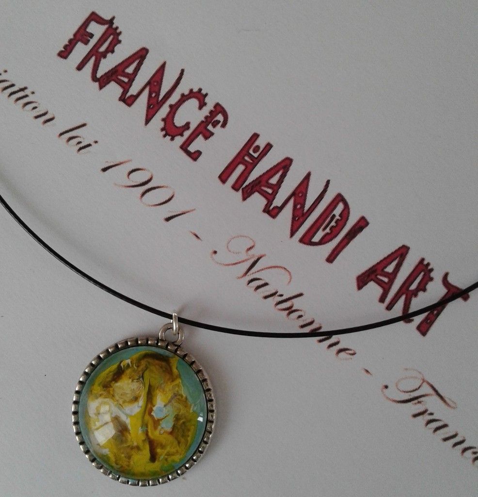 pendentif rond, le fauve et l'arbre de vie, doré jaune marron,vert blanc bleu,peinture sur bijou, cabochon rond verre 25mm,cordon acier gainé noir,fermoir magnétique,oeuvre original d'isabelle krief pour lacik france handi art, regardez bien on voit comme un chat, un tigre, un fauve, un félin, l'abstrait permet tout, regardez bien.