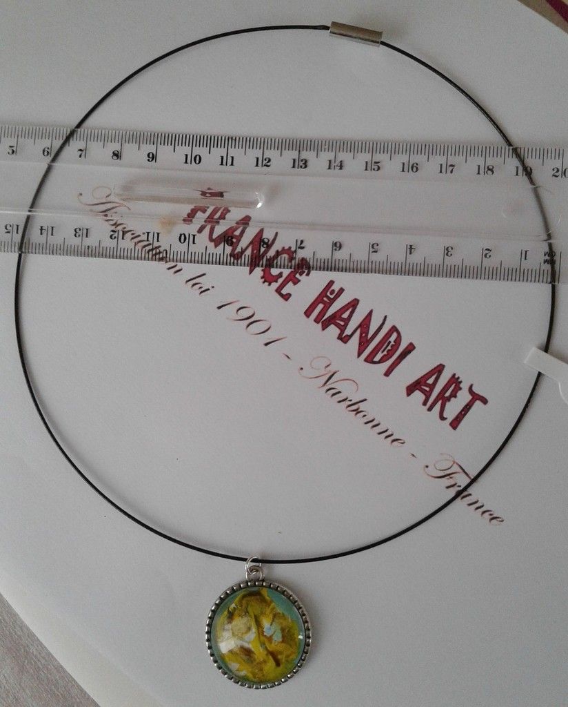 pendentif rond, arbre de vie, doré jaune marron,vert blanc bleu,peinture sur bijou, cabochon rond verre 25mm,cordon acier gainé noir,fermoir magnétique,oeuvre original d'isabelle krief pour lacik france handi art