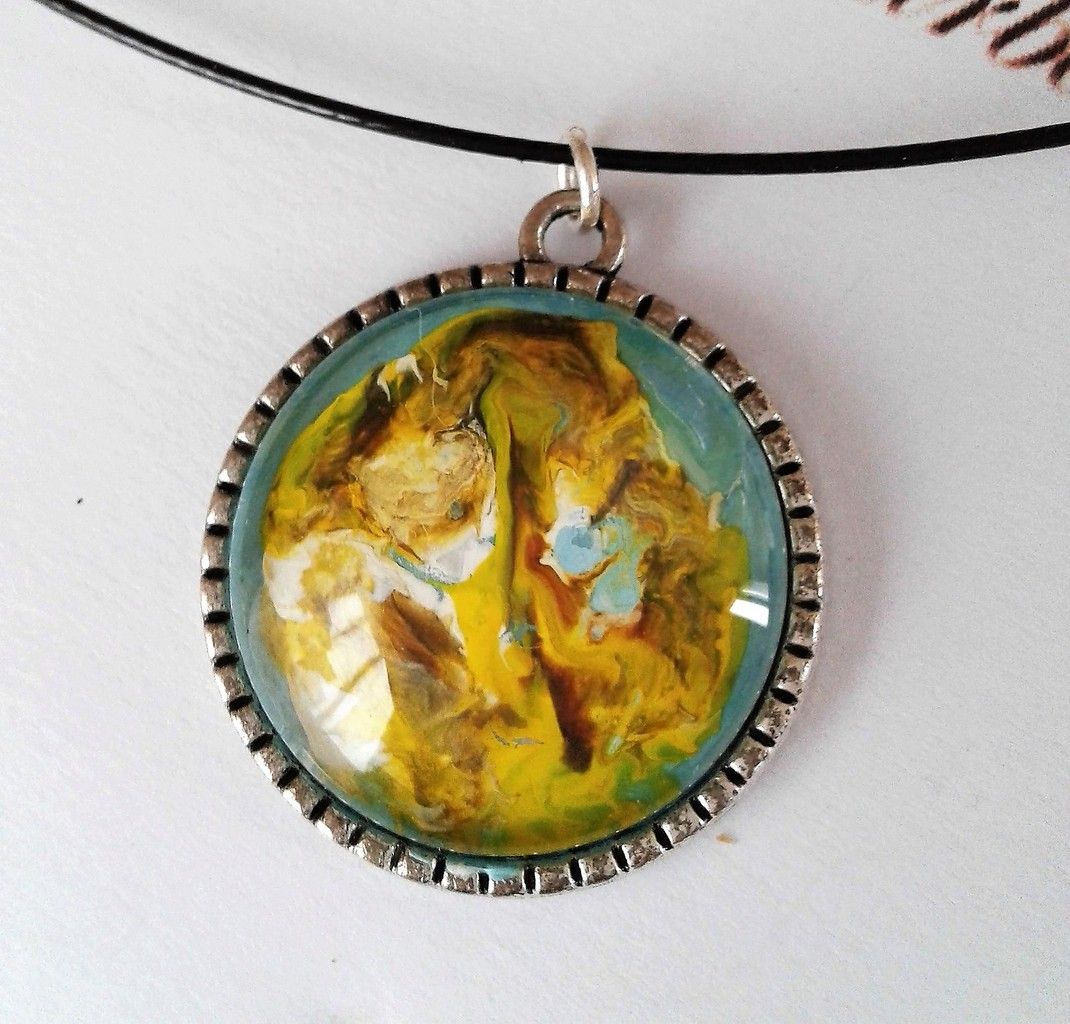 Peinture art contemporain abstrait,pendentif rond argenté avec cabochon en verre rond,bleu vert orange marron sable blanc,fait mains en france,bijou art unique,bijou peint,boutique de createurs