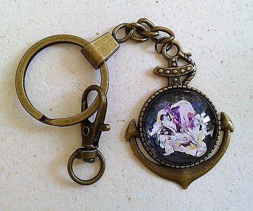 art nouveau abstrait,peint par artiste,ancre marine,porte clé bijou de sac,bronze fermoir mousqueton,bleu violet blanc jaune,cabochon verre loupe rond 25 mm