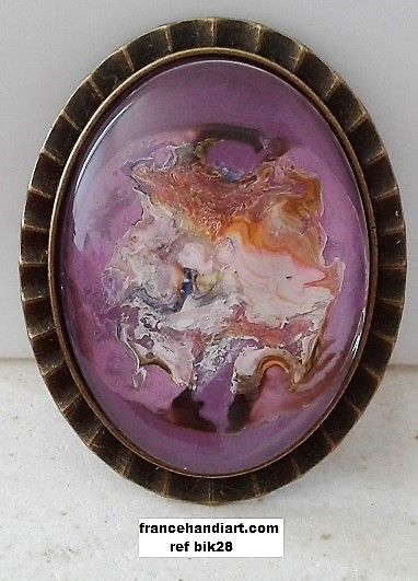 Broche peinte vintage, rétro, couleurs vieillies par isa, mauve, parme, orange, rose, blanc, gris,pourpre, marron, gros cabochon oval de 30x40mm que je me suis amusée à peindre avec un effet vieillissant afin de donner un ton rétro, vintage, les années folles sont là, c'était les années de ma mère, on aime bien chiner dans les vieux greniers, alors là, on a chiné et on a trouvé une pièce rare, unique, cette broche et voilà, j'ai peint comme si je venais de trouver ce bijou d'antan, alors kiss kiss à toutes les mamans. Bijou féérique, bijou fantastique, bijou artistique, bijou atypique, bijou art moderne, bijou art déco, bijou art nouveau, bijou d'isa, création unique à l'atelier france handi art de narbonne sous la réf bik28. Je pose un verre loupe afin de donner du relief et de la profondeur aux couleurs, c'est de la peinture acrylique, mais pas de souci, elle a mis des mois à sécher, plus rien ne bougera, procédé d'isa, tkt.
