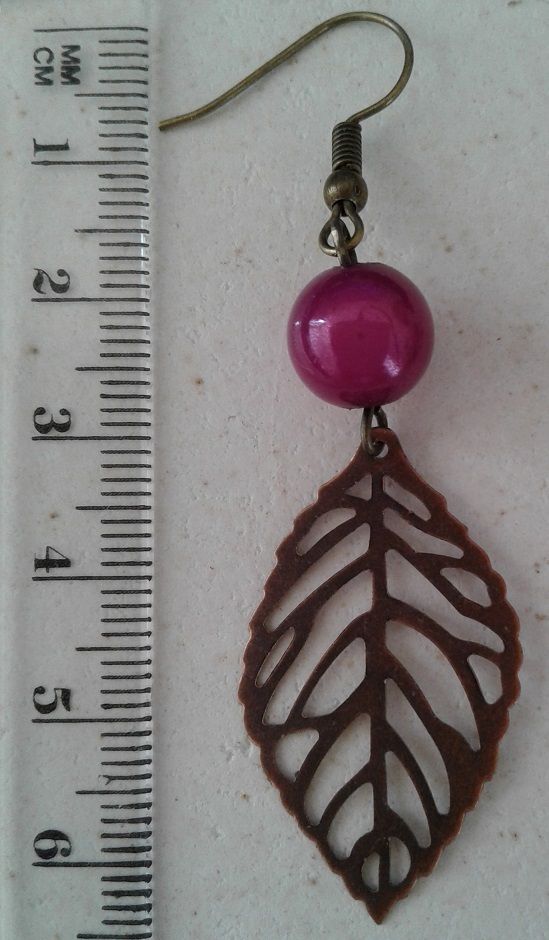Paire de boucles d'oreilles percées rose et bronze, magiques et hippies tombantes bronze ancien, perles magique rose fushia et breloque feuilles, le style est là, printanier, hippy, vintage, drôle, on aime la nature, les fleurs, se balader en mobylette, faire du shopping en espadrilles, pourquoi pas ... elles sont en métal sans nickel et réalisées à l'atelier france handi art à narbonne sous la ref bik91 bijou féérique, bijou magique, bijou fantastique