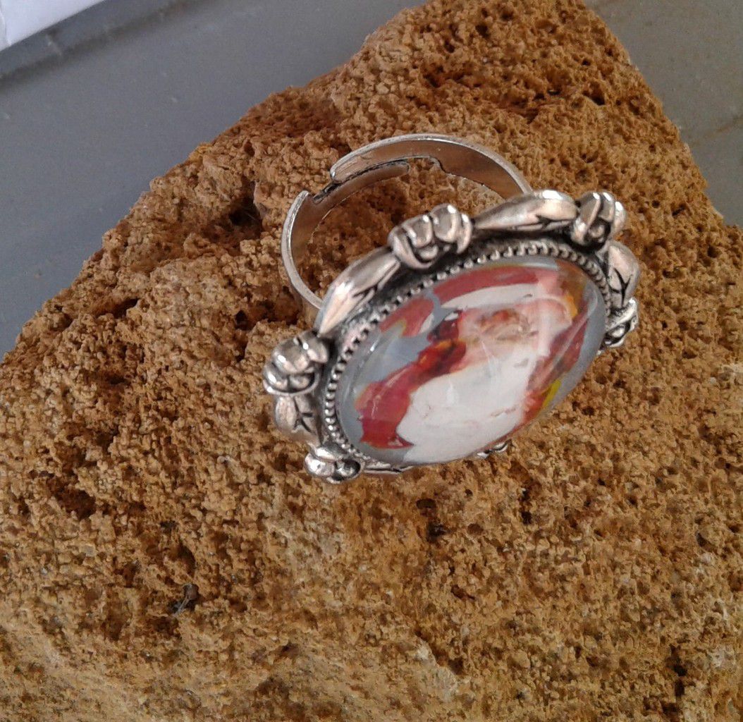 Peinture Art contemporain,bague argente fleurie avec cabochon rond en verre, gris rouge marron jaune vert blanc,mini tableau art nouveau, bijou de createur, cadeau fête anniversaire noel, bijou fait mains en France