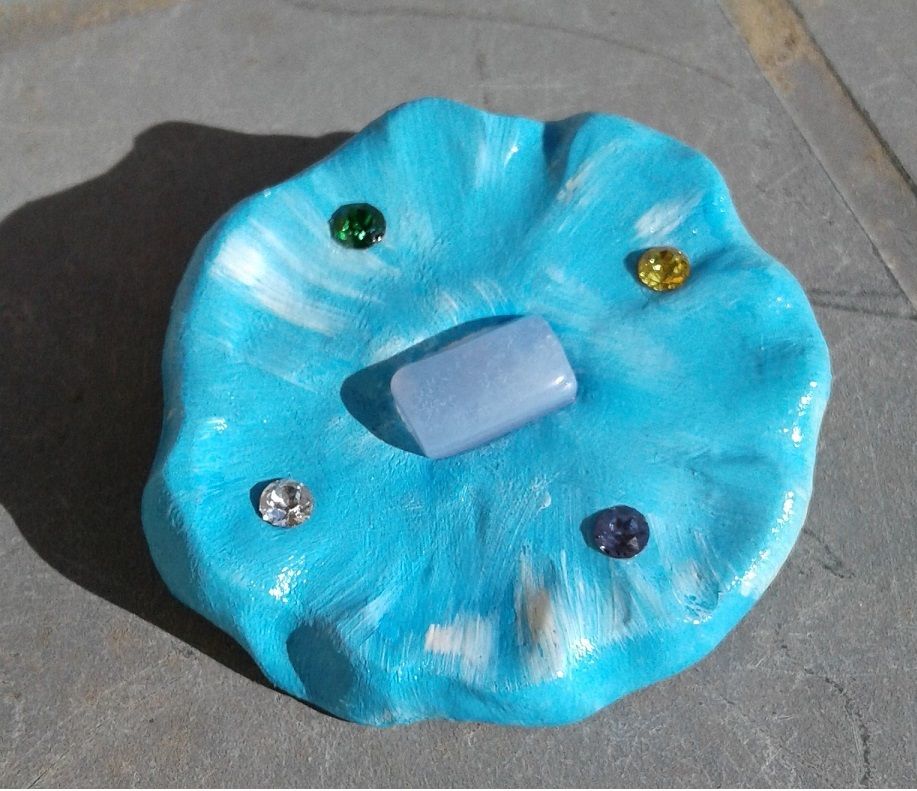 Broche fleur bleue, Lacik le bijou unique, incrustée de pierre agate dentelle lavande et de cristal swarovski jaune, vert, diamant, mauve, cette fleur a été dessinée, sculptée, modelée dans l'argile à bijou, les pierreries et cristallerires ont été incrustées à la cuisson, peinture et vernis acrylique, pièce originale unique et signée au dos.
