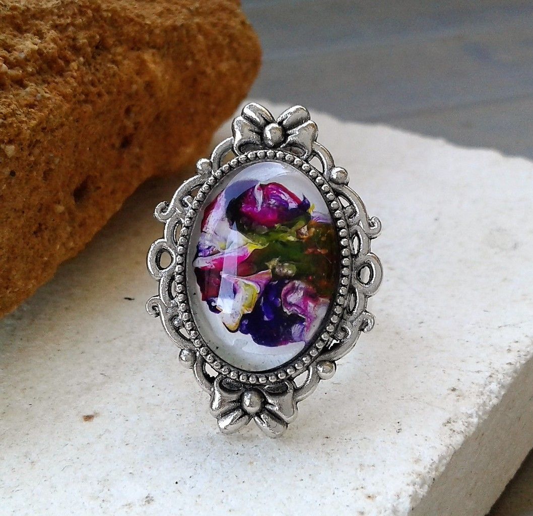 Peint, par artiste, art nouveau,bague, argente vieilli, ajustable, cabochon oval, 13x18 mm, blanc, violet, rose, vert,bohème, gothique