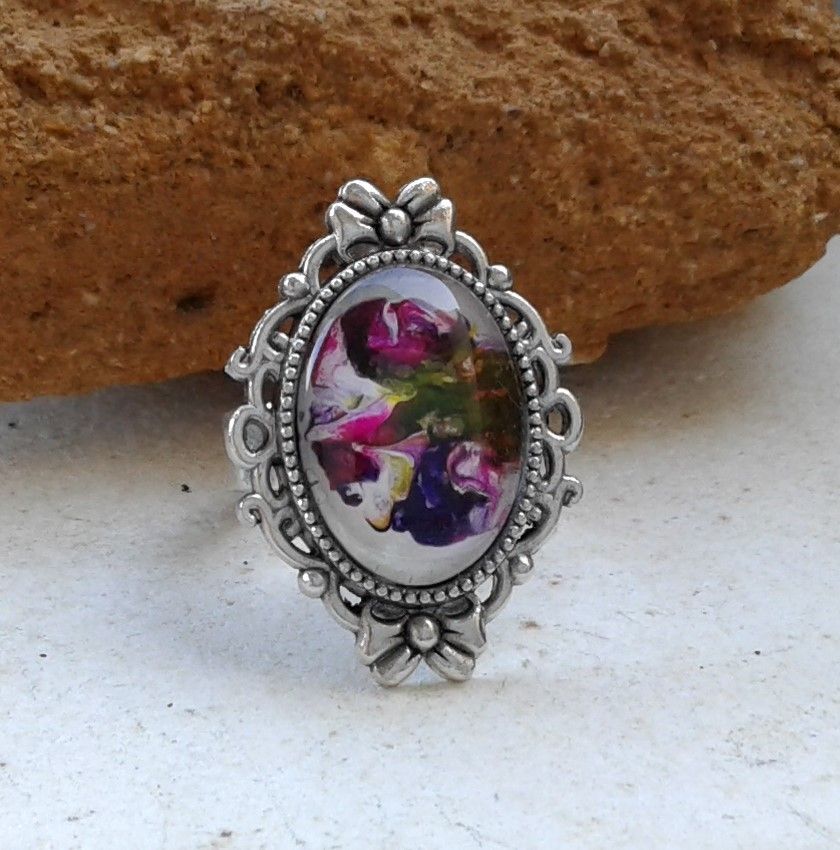 Peint, par artiste, art nouveau,bague, argente vieilli, ajustable, cabochon oval, 13x18 mm, blanc, violet, rose, vert,bohème, gothique.