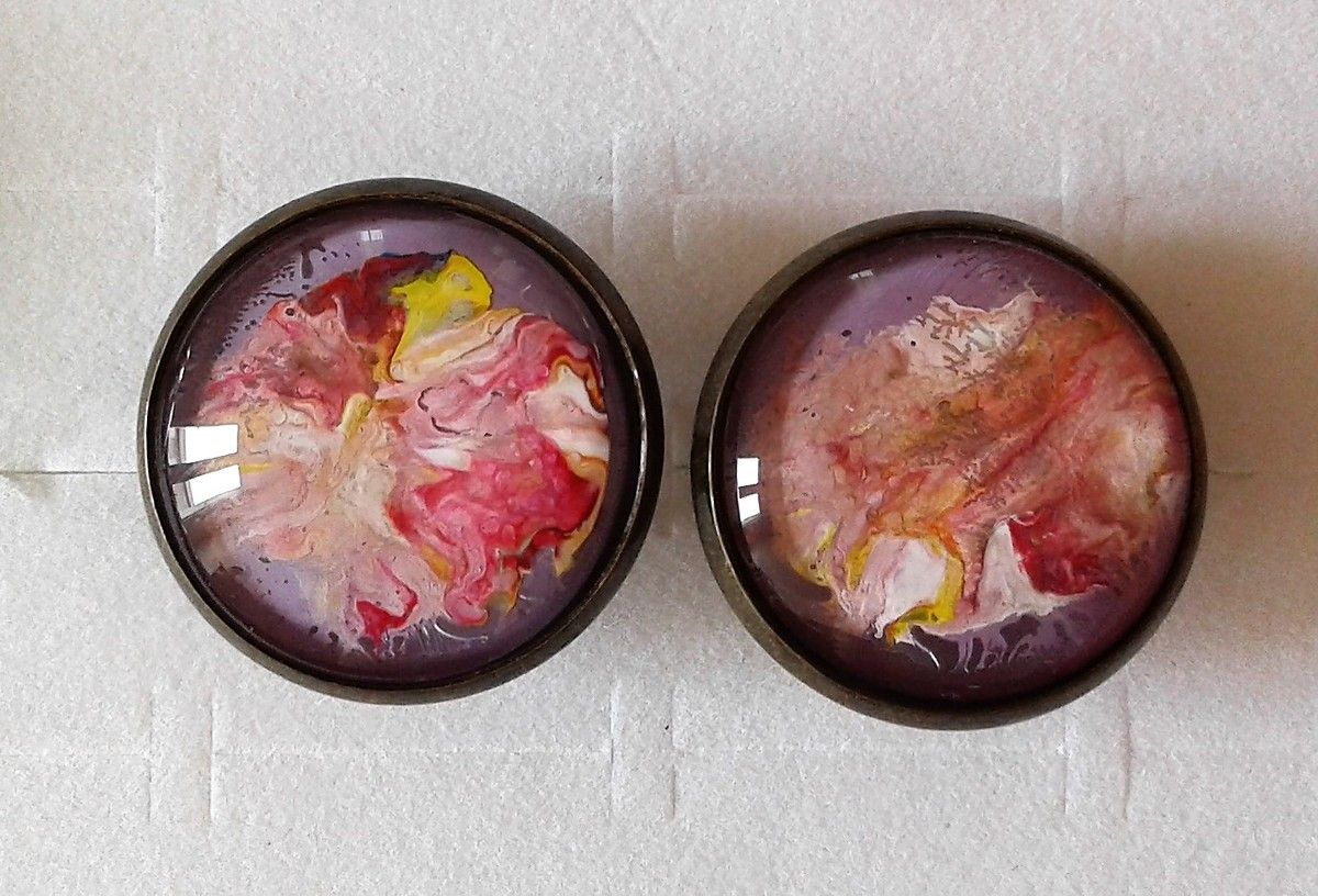 Peints, par artiste, boutons manchette, unisexe, bronze, cabochons ronds, 25 mm, verre loupe, rouge, jaune, blanc, violet, mauve, parme.  Paire de boutons de manchettes peints, art nouveau, bohème, romantique, chic