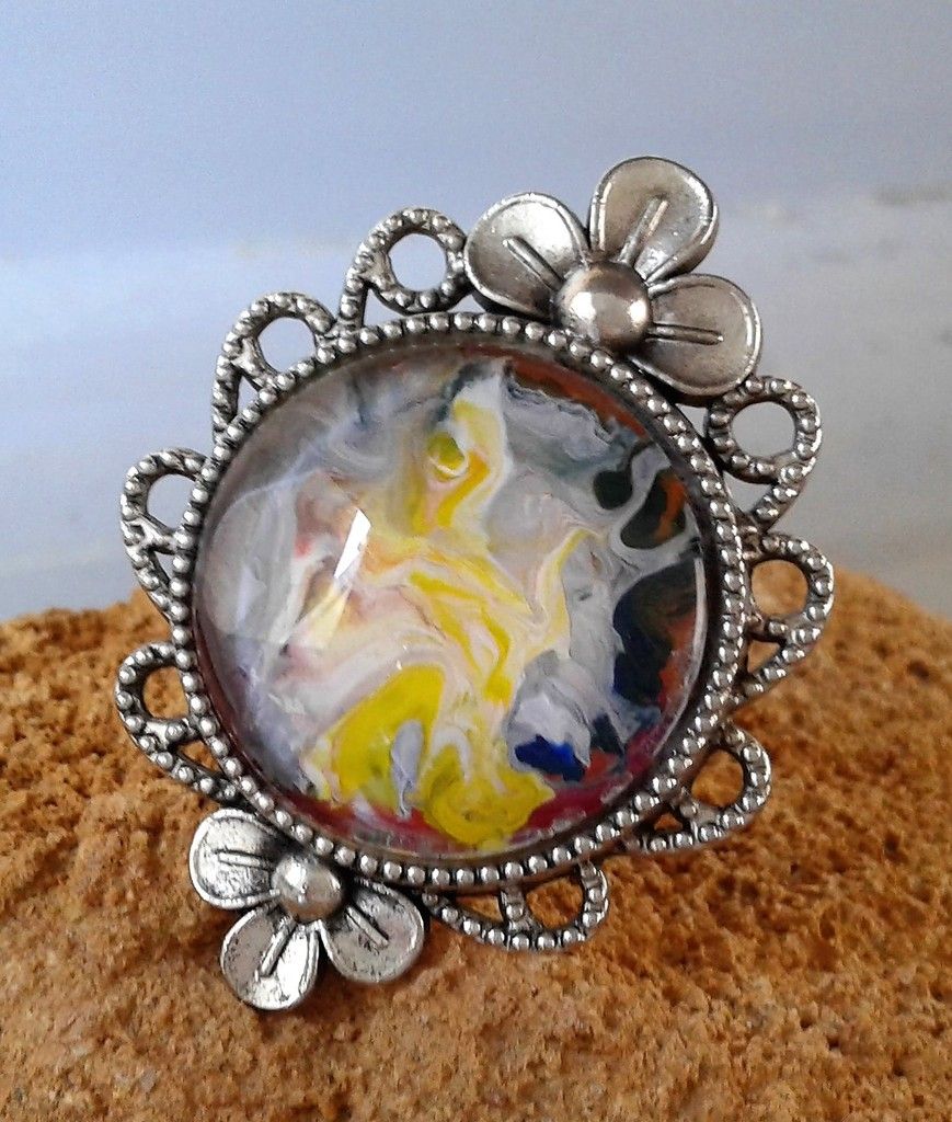 Peint, bague, cabochon rond 20 mm, argente, vieilli, ajustable, jaune, bleu foncé, gris, rouge, orange, univers gothique, victorien, art moderne, lacik créations uniques
