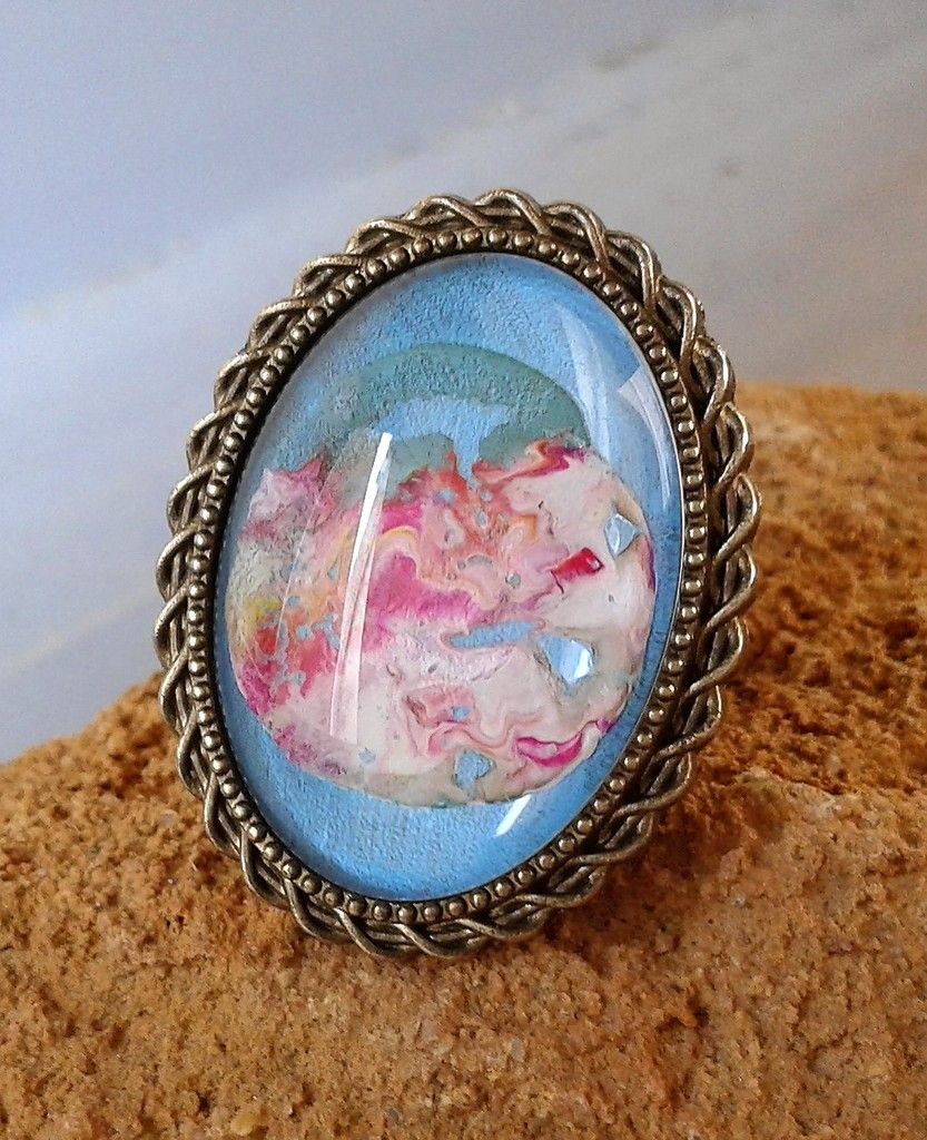Art contemporain,bague laiton avec cabochon oval en verre, peinture acrylique originale, bleu rose rouge blanc jaune, mini tableau d'isabelle krief, artiste peintre auteure, bijou boho bobo romantique, bijou de createur, cadeau fête anniversaire noel
