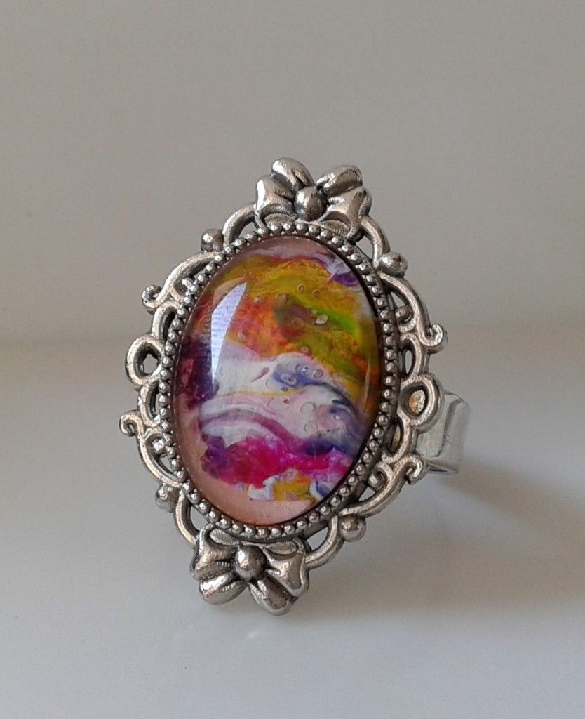 Peinture art contemporain, bague argente vieilli avec cabochon en verre oval rose orange violet bleu vert jaune, arabesques noeuds mignons, boho bobo gothique feerique fantastique, bijou de createur, fait mains en france