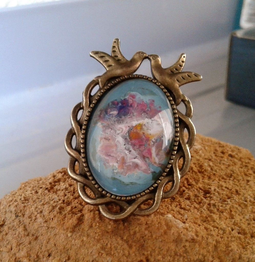 art nouveau peint par artiste, bague laiton bronze, oiseaux amoureux avec cabochon en verre oval, bleu rose blanc mauve, rouge orange jaune, bijou de createur,fait mains en france