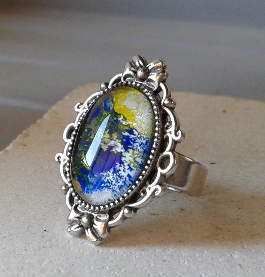 Peinture Art contemporain,bague argente noeuds mignons avec cabochon oval en verre, bleu jaune blanc, mini tableau hommage Ukraine, bijou de createur, cadeau fête anniversaire noel, bijou fait mains en France