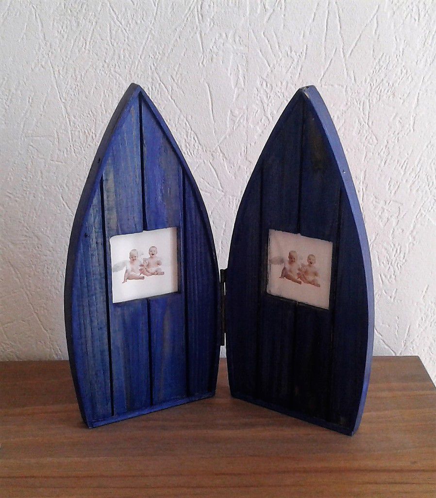 23x11 cm,bois,double porte photos, 2 barques, bleues, en livre ouvert, realisé à la main à l atelier france handi art de narbonne, creation française