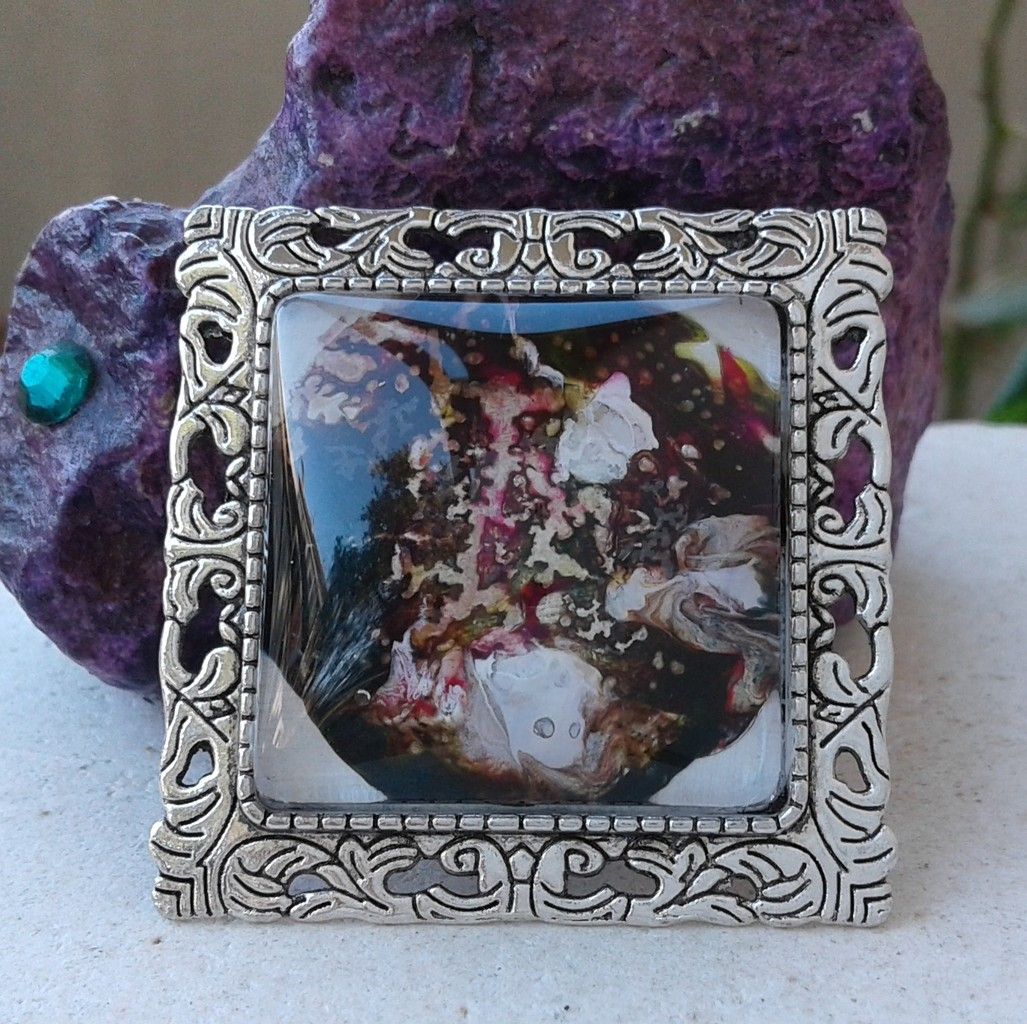 Bonjour, voici une broche dont j'ai peint le cabochon carré de 25x25 mm  artiste peintre, coloriste, j'utilise les couleurs primaires et je fais mes propres teintes pour trouver l'univers que je veux, ici, on est dans le rêve absolu, un monde fantastique, où l'imagination n'a pas de limite.  Le résultat, vous le voyez ci dessous, sur la photo; blanc, rouge, brun, bleu, un fondu vert, jaune, rose vieilli, orange.  Le métal argent est vieilli, sans nickel.  Mini tableau carré de 25x25 mm, le verre loupe donne du relief aux profondeurs de ce petit tableau que j'ai peint directement sur la broche.  La broche est le bijou, l'accessoire indispensable pour décorer un chapeau, un foulard, un vêtement, un pantalon, un sac, un snood, une écharpe, un châle ...
