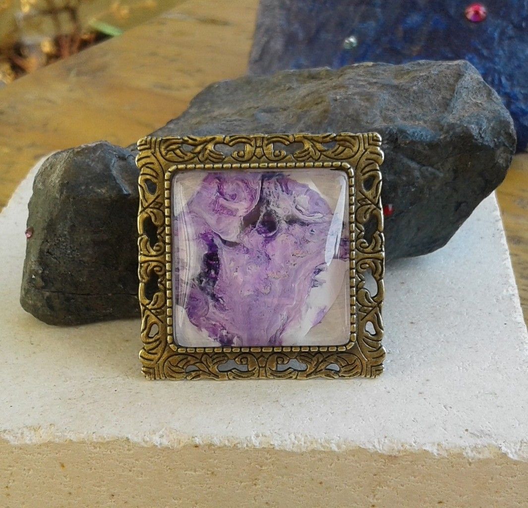 broche peinte, par artiste, mauve, violet, parme, blanc, cabochon carré de 25x25 mm,fermoir epingle,accessoire peint,verre loupe, metal bronze antik, nickel free, lacik creations, francehandiart
