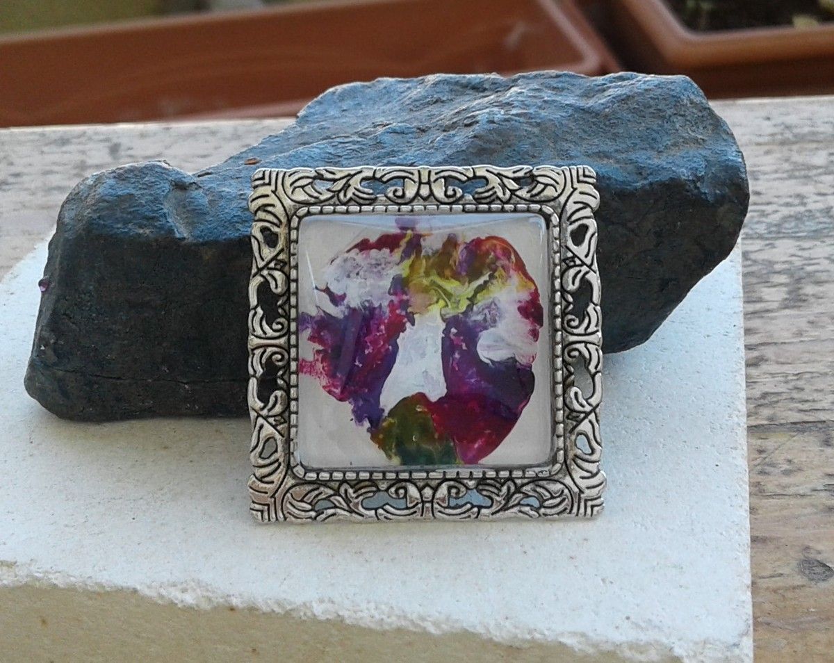 Broche, peinte par artiste, cabochon carré de 25x25mm, couleurs primaires et patine de blanc pour mauve, rose, jaune, vert, violet, marron, doré, fond blanc, Le verre loupe donne du relief en profondeurs, c'est un mini tableau fantastique, univers, art moderne, abstrait, art nouveau.