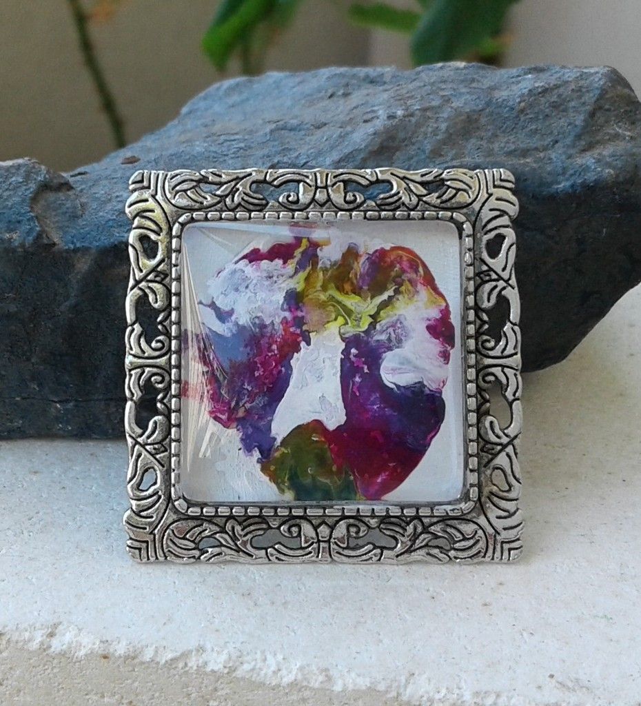 Broche, peinte par artiste, cabochon carré de 25x25mm, couleurs primaires et patine de blanc pour mauve, rose, jaune, vert, violet, marron, doré, fond blanc, Le verre loupe donne du relief en profondeurs, c'est un mini tableau fantastique, univers, art moderne, abstrait, art nouveau.
