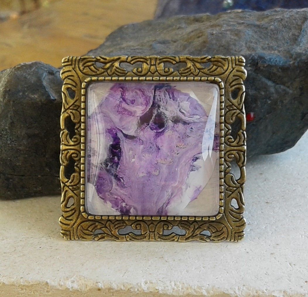 broche peinte, par artiste, mauve, violet, parme, blanc, cabochon carré de 25x25 mm,fermoir epingle,accessoire peint,verre loupe, metal bronze antik, nickel free, lacik creations, francehandiart