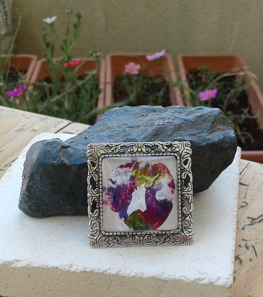 Broche, peinte par artiste, cabochon carré de 25x25mm, couleurs primaires et patine de blanc pour mauve, rose, jaune, vert, violet, marron, doré, fond blanc, Le verre loupe donne du relief en profondeurs, c'est un mini tableau fantastique, univers, art moderne, abstrait, art nouveau.