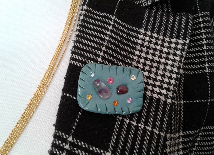 Broche Fluorite et grenat,pierre fines bleu vert violet rouge,argile peinture et cristal swarovski, bijou accessoire femme fait mains en france,fete des meres