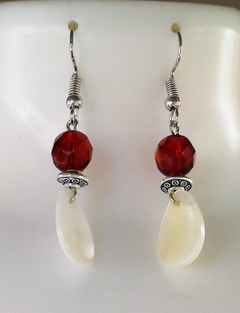 fait mains en france, boucles oreilles nacre perles,blanc rouge argente,acier inoxydable,nacre blanc naturel,perles de verre ronde,cadeau fete anniversaire,bijou femme,boho bobo gothique,art deco art nouveau,contemporain ethnique gemme les perles,baroque rococo