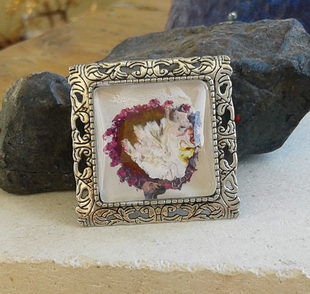 Peinte,broche,artiste,coloriste,art nouveau,abstrait, volutes de fushia, blanc, rose, jaune, mauve, bleuté, utilisation des couleurs primaires,patine de blanc,cabochon carre,25x25mm, fermoir epingle, argente vieilli,verre loupe,ikrief,lacik creations