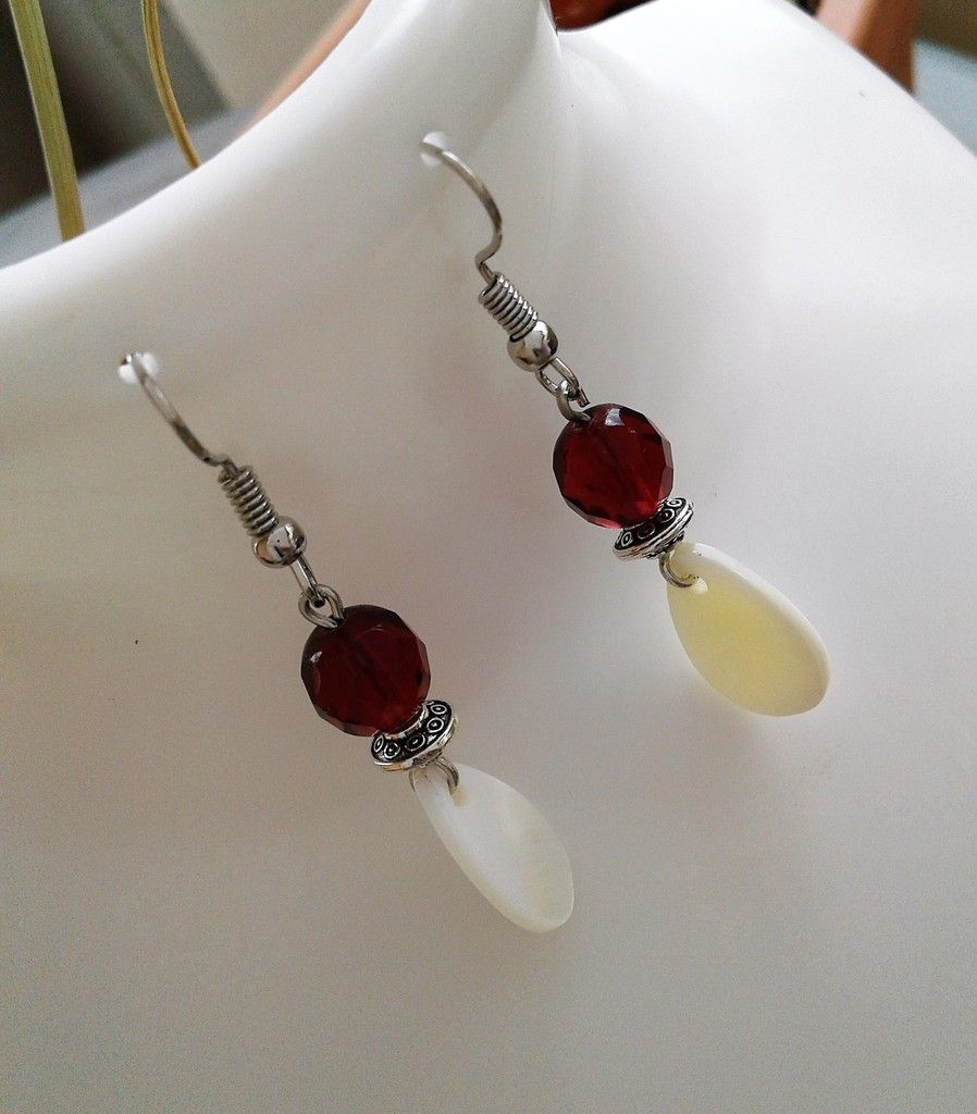 fait mains en france, boucles oreilles nacre perles,blanc rouge argente,acier inoxydable,nacre blanc naturel,perles de verre ronde,cadeau fete anniversaire,bijou femme,boho bobo gothique,art deco art nouveau,contemporain ethnique gemme les perles,baroque rococo