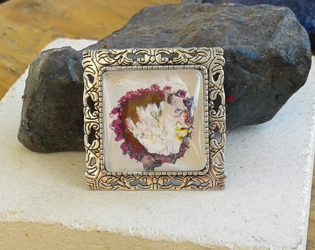 Peinte,broche,artiste,coloriste,art nouveau,abstrait, volutes de fushia, blanc, rose, jaune, mauve, bleuté, utilisation des couleurs primaires,patine de blanc,cabochon carre,25x25mm, fermoir epingle, argente vieilli,verre loupe,ikrief,lacik creations