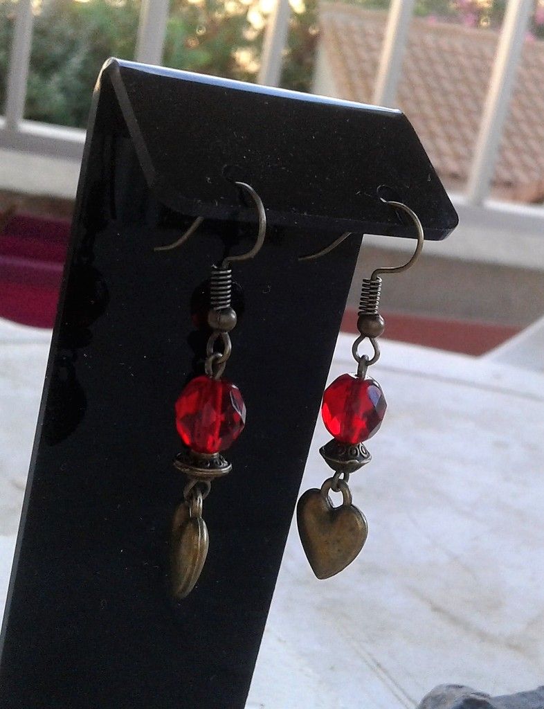Boucles oreilles, fermoirs crochets, rouge et bronze, coeur, perles de verre, facettees, tchèque, bijou feerique, bijou romantique, bijou gothique, retro, chic, hippie, oreilles percées
