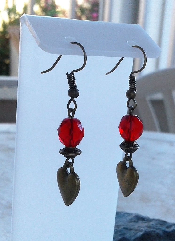 Boucles oreilles, fermoirs crochets, rouge et bronze, coeur, perles de verre, facettees, tchèque, bijou feerique, bijou romantique, bijou gothique, retro, chic, hippie, oreilles percées