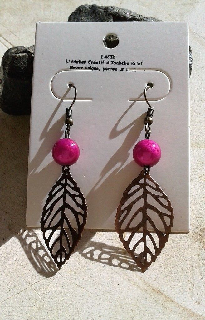 paire-de-boucles-d-oreilles-percees-rose-et-bronze-magiques-et-hippies-tombantes-bronze-ancien-perles-magique-rose-fushia-et-breloque-feuille