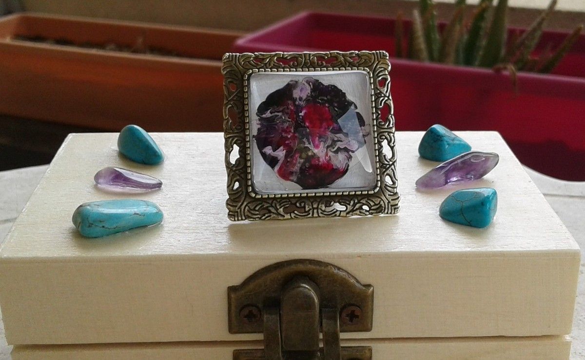broche florale mini tableau peint sur bijou carré 25x25 mm, blanc, rose, rouge, parme, mauve, vert, fushia, création française, pièce unique, oeuvre originale LACIK, l'atelier créatif d'isabelle krief pour france handi art