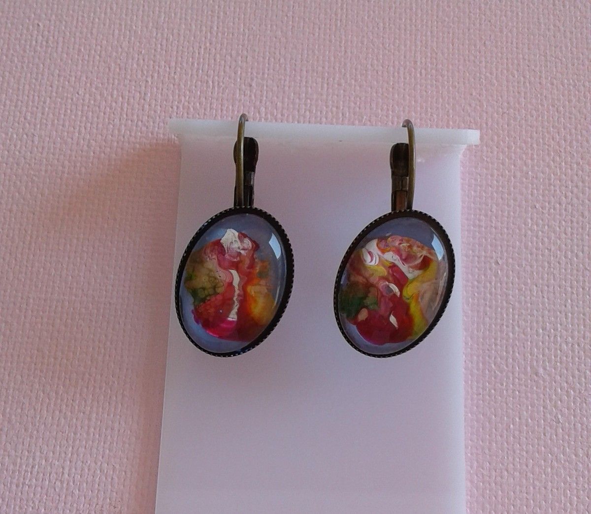 par artiste peintre française,dormeuses peintes abstrait fleur,fait mains en france,cabochon oval 13x18mm,bronze rouge marron,bleu violet vert jaune orange,cadeau fete anniversaire,bijou fantastique original unique,boho bobo gothique,victorien art nouveau art deco,baroque rococo,oreilles percées