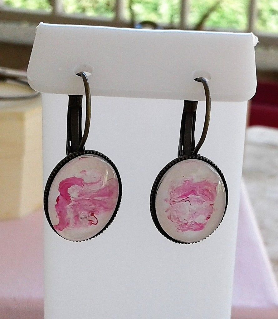 Peintes,par artiste,art nouveau,visages,abstrait,serie rose,blanc,rouge,dormeuses,boucles oreilles,metal,bronze,vieilli,gothique,romantique,bohème,chic,hyppie,bijou femme,unique,original,lacik,france,fait mains
