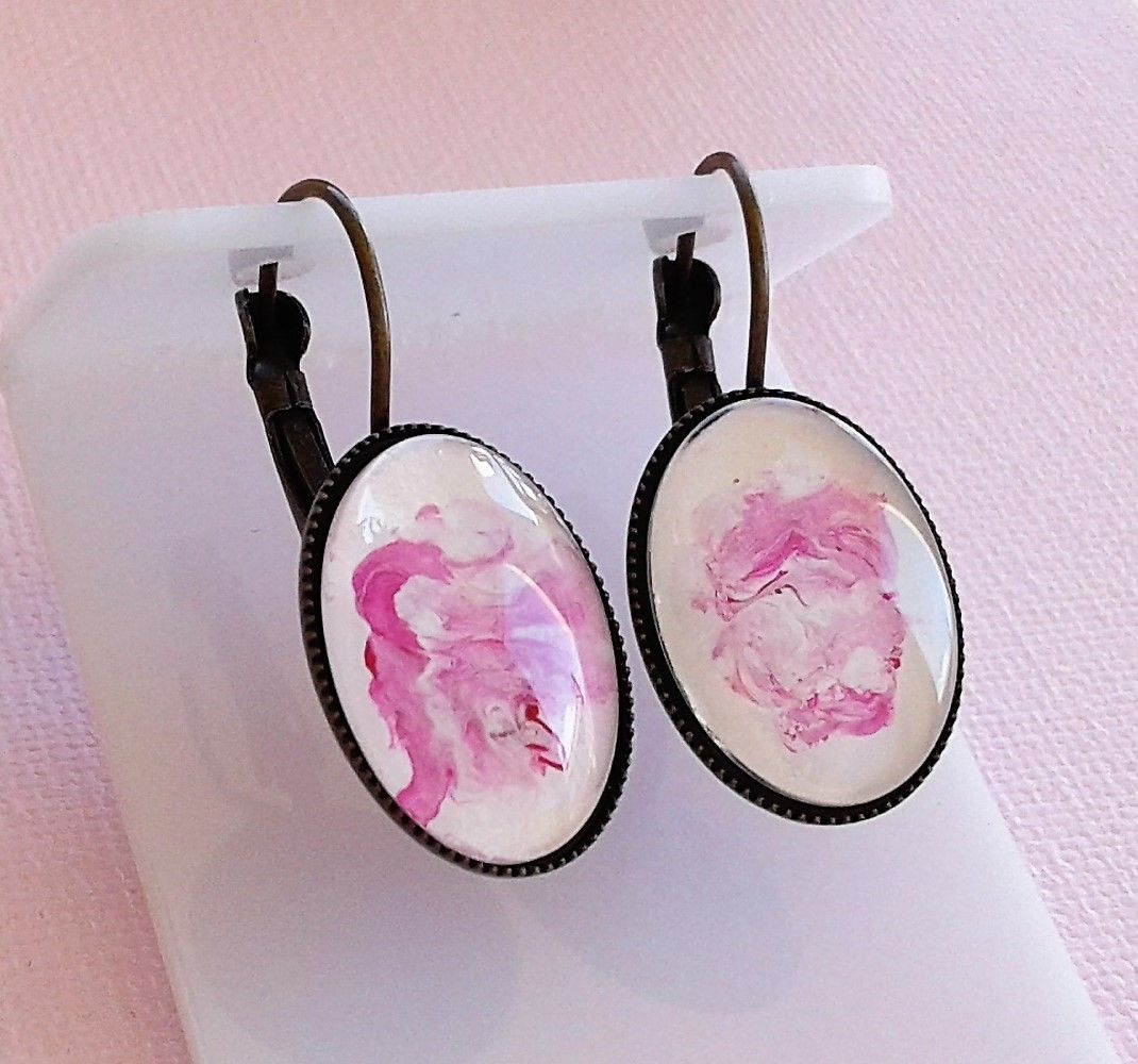 Peintes,par artiste,art nouveau,visages,abstrait,serie rose,blanc,rouge,dormeuses,boucles oreilles,metal,bronze,vieilli,gothique,romantique,bohème,chic,hyppie,bijou femme,unique,original,lacik,france,fait mains
