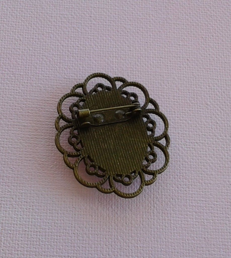 Peinte, par artiste,broche,gothique,ovale,fleur,rose,blanc,art nouveau,bohème,hyppie,unisexe,femme,homme,fermoir epingle,serie rose,bik046,lacik