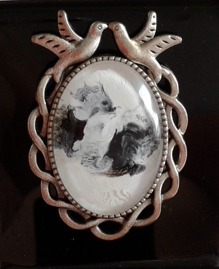 Bague colombes de la paix, fraternite amour, anneau argente vieilli avec cabochon en verre oval noir et blanc, ethnique mystique boho gothique, feerique fantastique, bijou de createur, fait mains en france