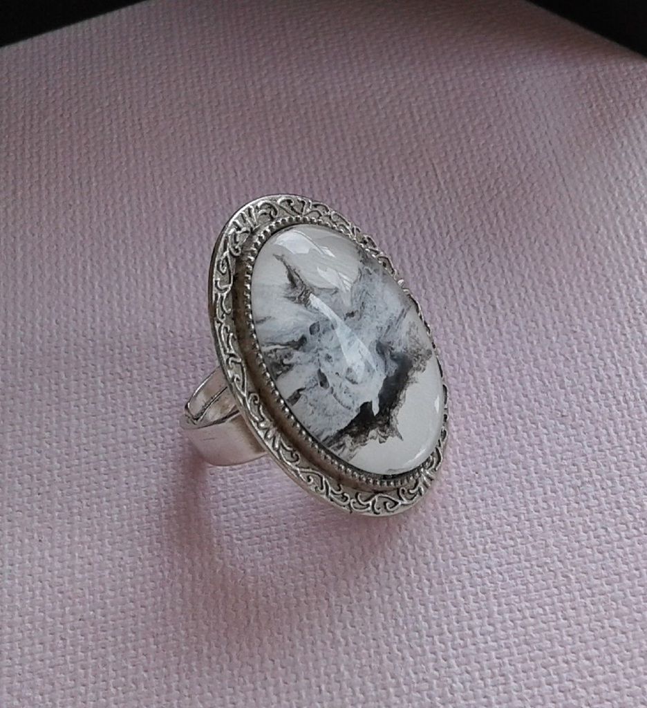 Peinture art contemporain, bague anneau argente vieilli avec cabochon en verre oval noir et blanc,boho bobo gothique feerique fantastique, bijou de createur, fait mains en france