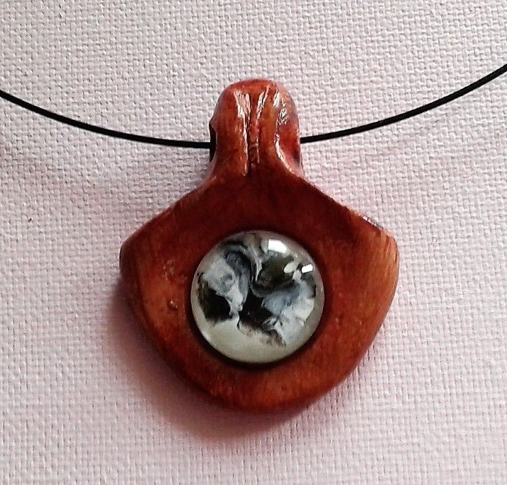 Créature fantastique dans une plantation de peupliers, pendentif forme feuille avec cabochon en verre rond peinture acrylique noir blanc rouge marron, argile naturel, bijou d'art unique,fait mains en france, art contemporain fantastique,boutique de créateurs
