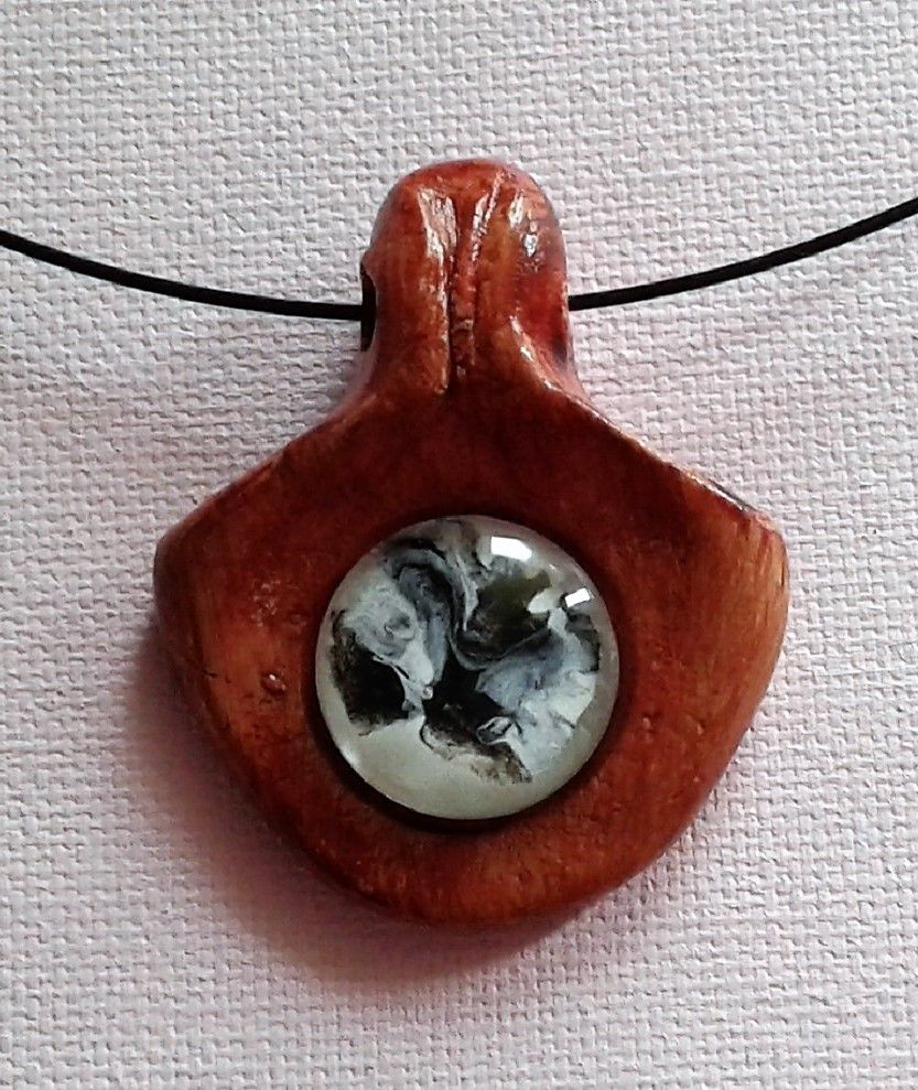 Créature fantastique dans une plantation de peupliers, pendentif forme feuille avec cabochon en verre rond peinture acrylique noir blanc rouge marron, argile naturel, bijou d'art unique,fait mains en france, art contemporain fantastique,boutique de créateurs