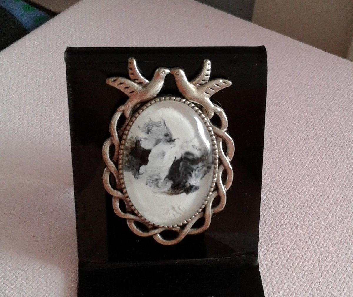 Bague colombes de la paix, fraternite amour, anneau argente vieilli avec cabochon en verre oval noir et blanc, ethnique mystique boho gothique, feerique fantastique, bijou de createur, fait mains en france