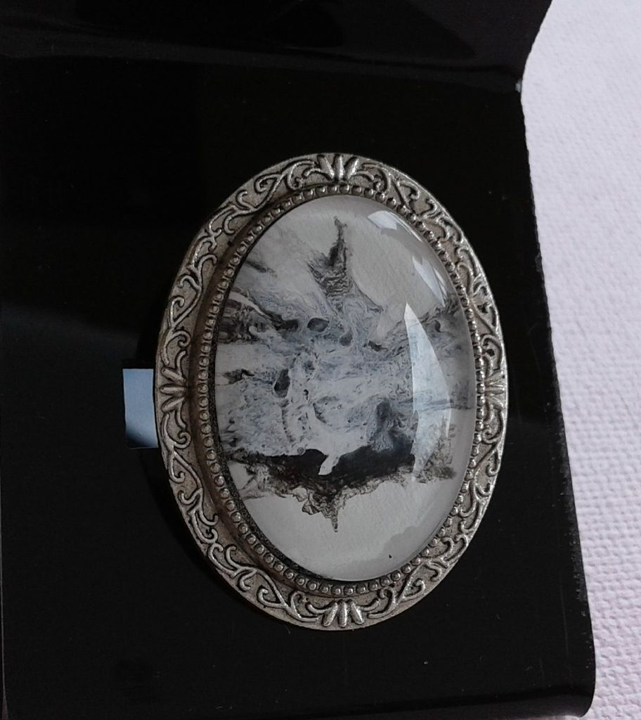 Peinture paysage fantastique, bague anneau argente vieilli avec cabochon en verre oval noir et blanc,boho bobo gothique feerique, bijou de createur, fait mains en france