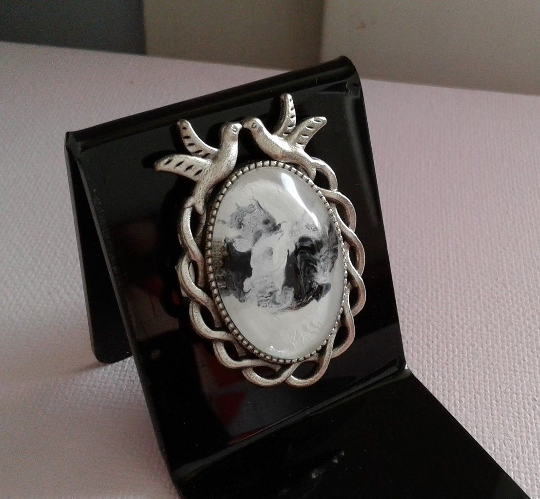 Bague colombes de la paix, fraternite amour, anneau argente vieilli avec cabochon en verre oval noir et blanc, ethnique mystique boho gothique, feerique fantastique, bijou de createur, fait mains en france