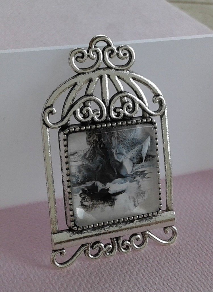 peint,par artiste,cabochon carré 20mm,broche argente,cage,oiseaux,bohème,feerie,fantastique,gothique,art nouveau,serie noire,blanc,bik047,lacik,fermoir epingle