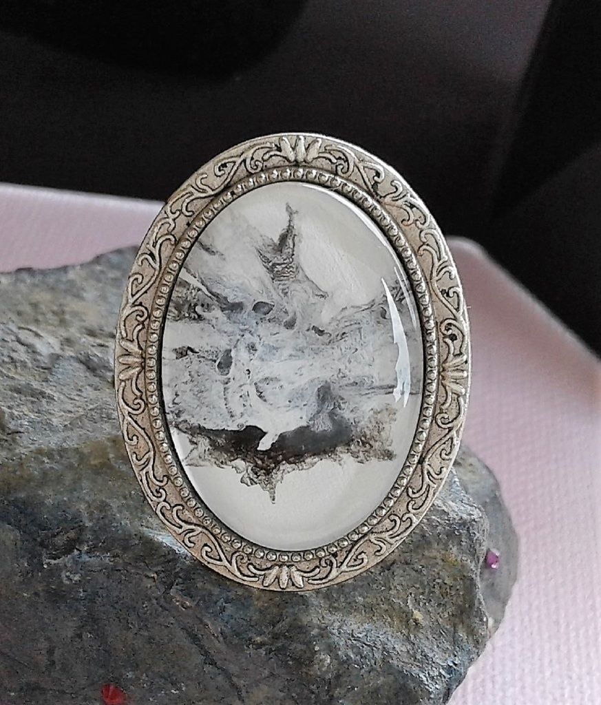 Peinture paysage fantastique, bague anneau argente vieilli avec cabochon en verre oval noir et blanc,boho bobo gothique feerique, bijou de createur, fait mains en france