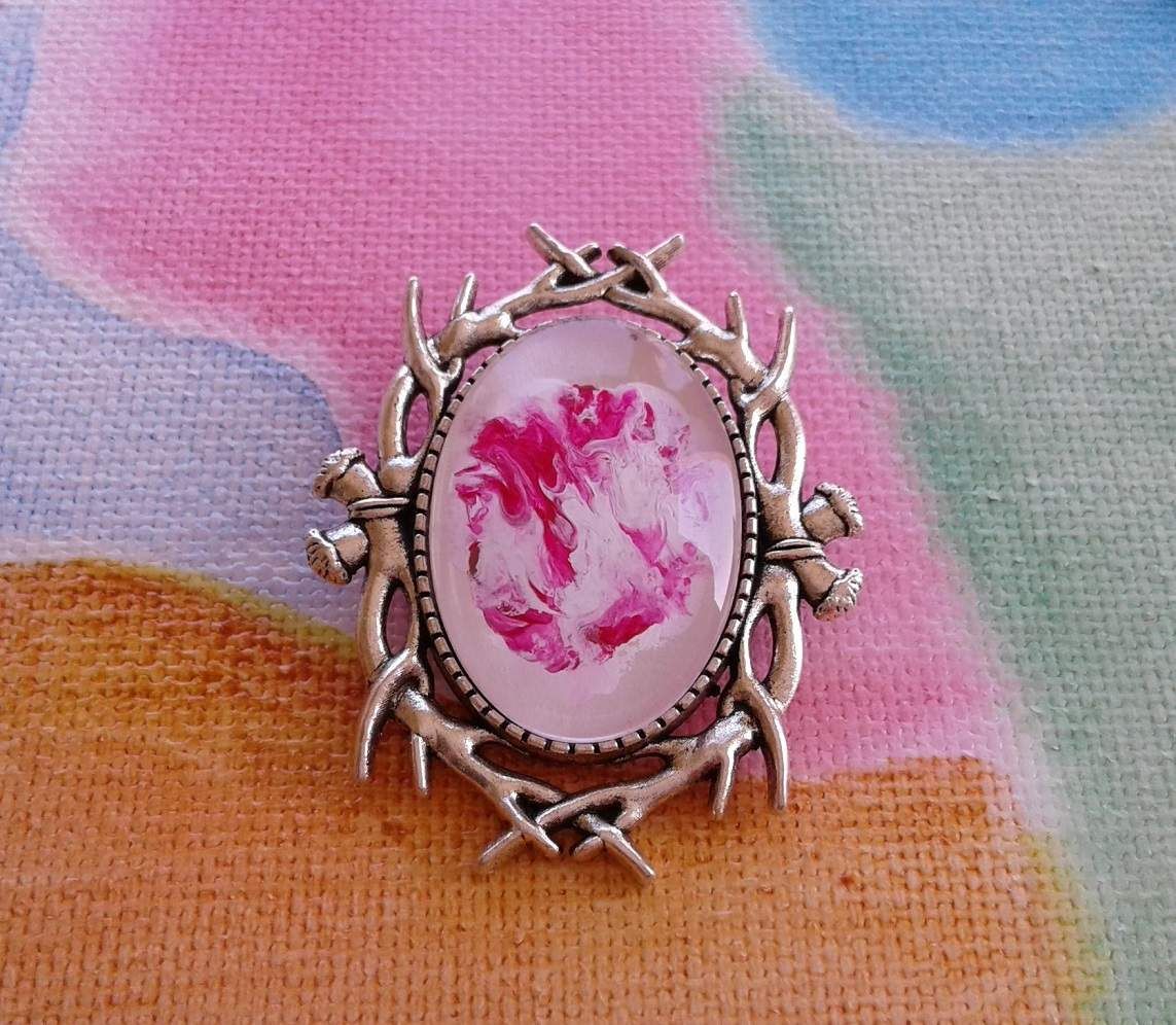 peint par artiste,cabochon,verre, oval,18x25mm,broche,argent,tibet,branches, nouees,arbre,couronne,art nouveau, serie rose, blanc, abstrait, bohème,hyppie,gothique,fermoir epingle,punk, creation francaise,occitanie, art audois
