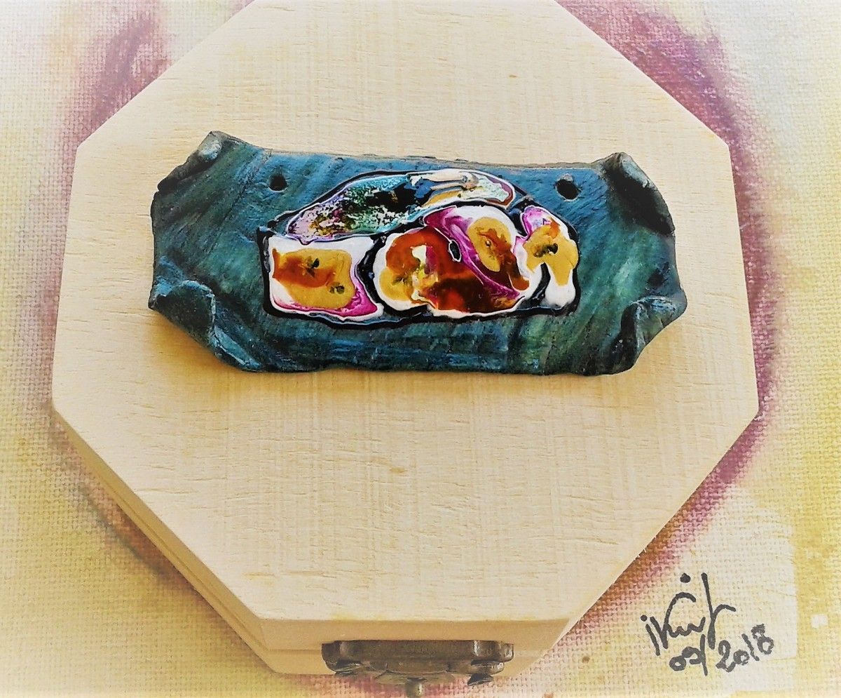 peint par artiste,74x34mm,plaque,decoration, suspension, 2 trous, rectangle,polymère, peinture huile,oeuvre unique, abstraite,orange, jaune, blanc, rose, marron,vert, bleu, noir,doré,oeuvre signée au dos, originale