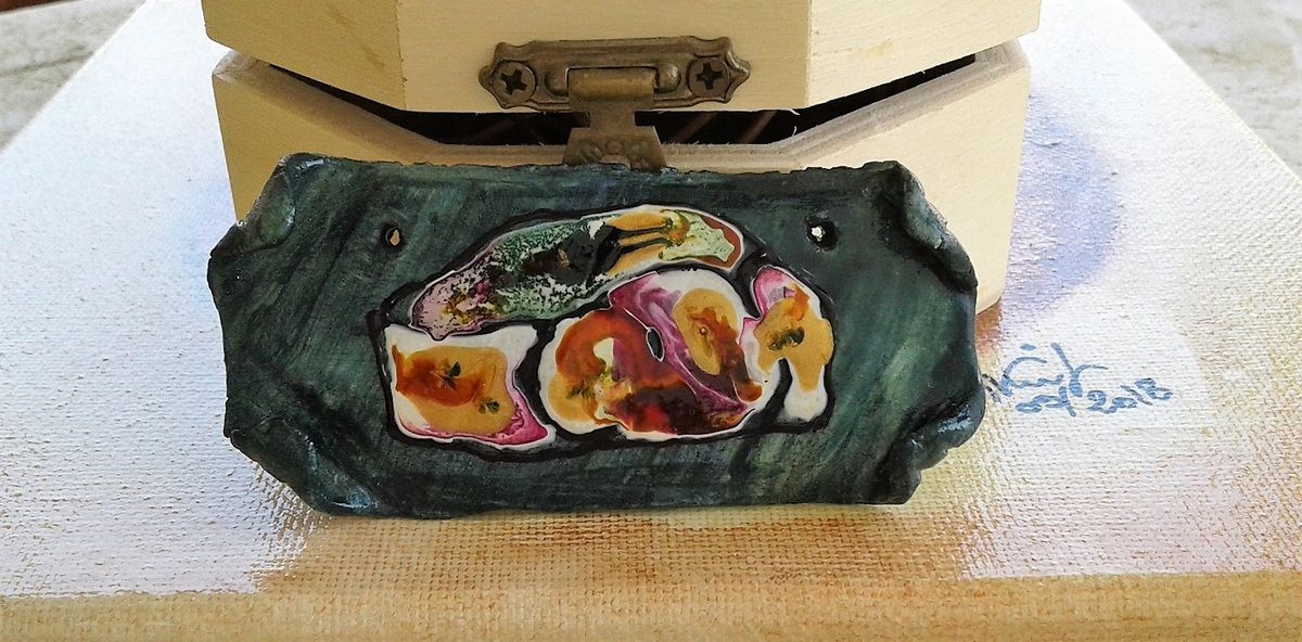 peint par artiste,74x34mm,plaque,decoration, suspension, 2 trous, rectangle,polymère, peinture huile,oeuvre unique, abstraite,orange, jaune, blanc, rose, marron,vert, bleu, noir,doré,oeuvre signée au dos, originale