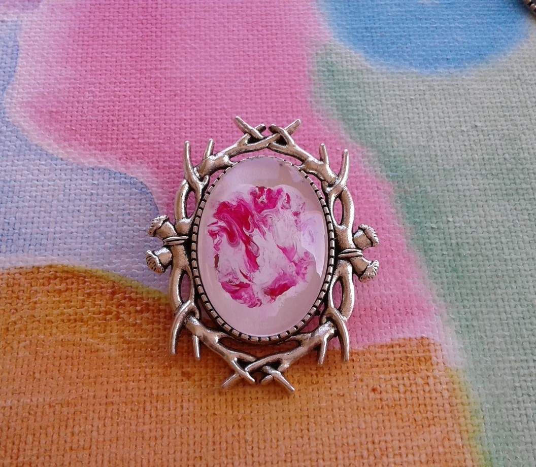 peint par artiste,cabochon,verre, oval,18x25mm,broche,argent,tibet,branches, nouees,arbre,couronne,art nouveau, serie rose, blanc, abstrait, bohème,hyppie,gothique,fermoir epingle,punk, creation francaise,occitanie