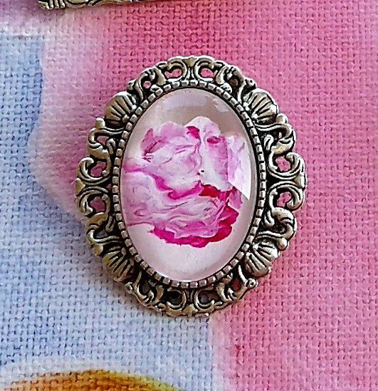 peint, par artiste, cabochon verre, ovale, 18x25mm, broche, argente, bords,coquillage, petits coeurs, st jacques, art nouveau, bohème, gothique, kawai,victorien,serie rose, blanc,bik046, lacik, france